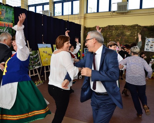 Minister Kazimierz Smoliński na parkiecie z Kociewiankami